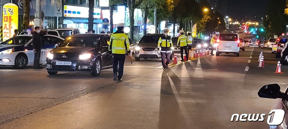 지난 18일 오후 광주 광산구 월곡동 일대에서 광산경찰서 교통안전계 경찰관들이 외국인 범죄예방을 위한 음주단속을 하고 있다.(광주 광산경찰서 제공)2020.10.18/뉴스1 ⓒ 뉴스1