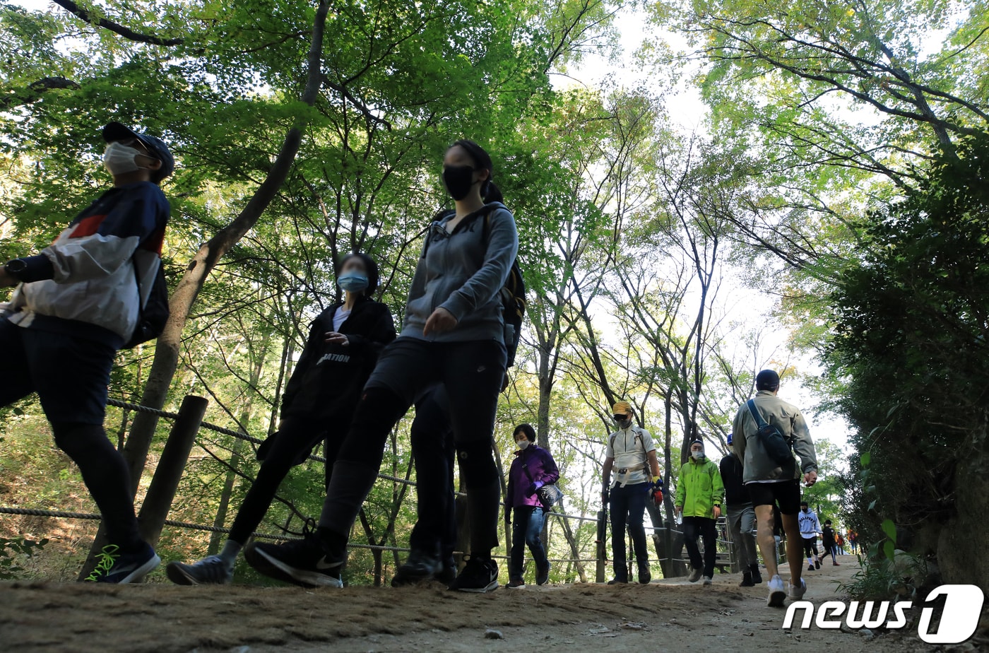 시민들이 가을을 맞아 산행을 즐기고 있다. ⓒ 뉴스1 구윤성 기자