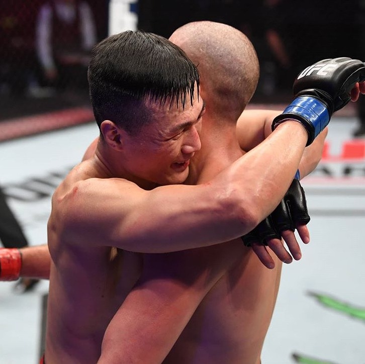 정찬성이 18일(한국시간) 아랍에미리트(UAE) 아부다비의 야스 아일랜드에서 열린 'UFC 파이트 나이트 180' 페더급 경기에서 랭킹 2위 브라이언 오르테가에 판정패한 뒤 상대를 축하해주고 있다.(UFC코리아 인스타그램 캡처) ⓒ 뉴스1