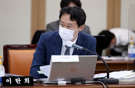 이탄희 더불어민주당 의원이 지난해 10월 19일 오전 대구 북구 경북대학교 대구캠퍼스 글로벌플라자에서 열린 국회 교육위원회의 대구·경북 및 강원 국립대에 대한 국정감사에서 질의를 하고 있는 모습. ⓒ News1 