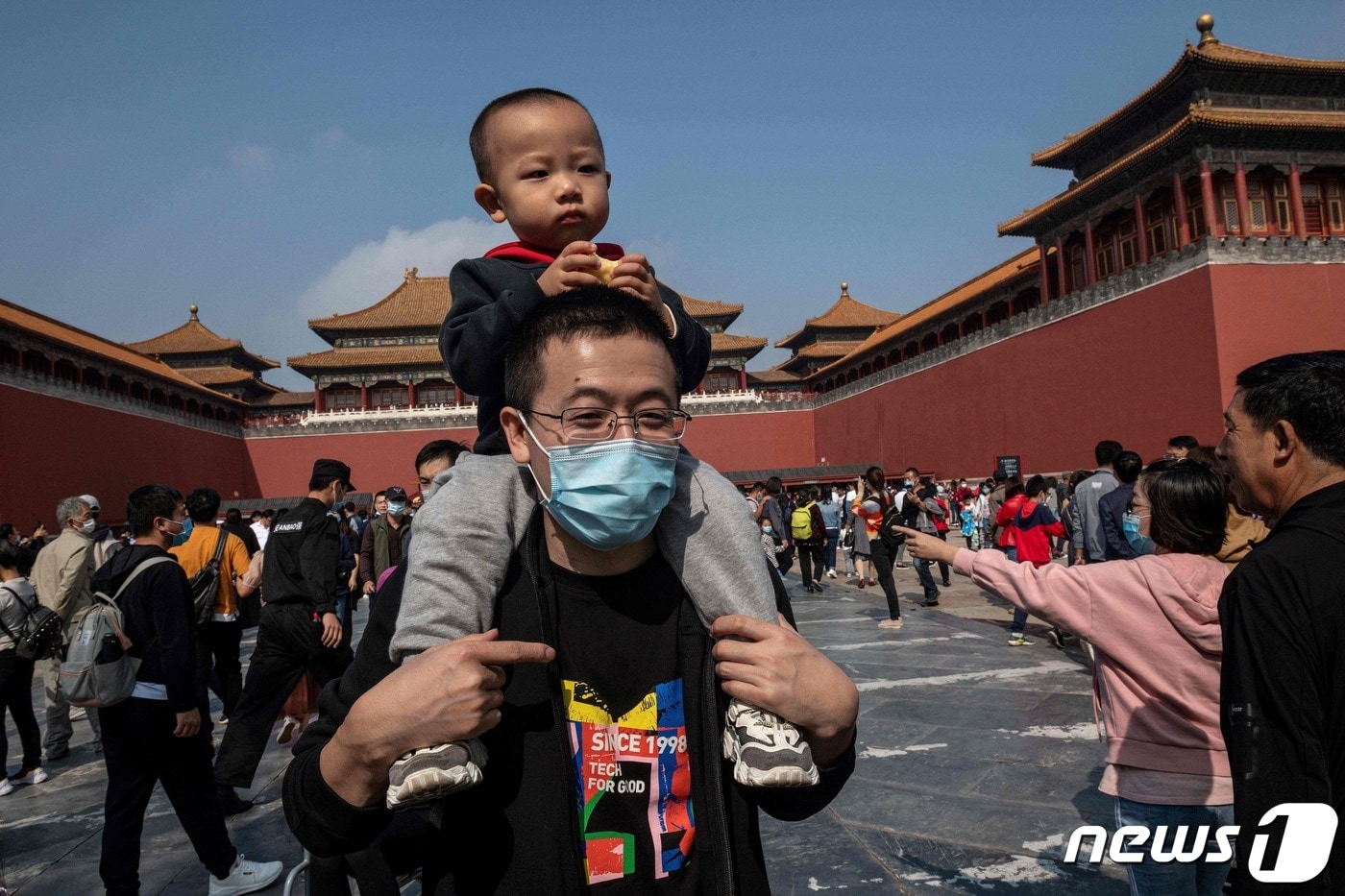 30일 중국 베이징에서 가족 단위 관광객이 사진을 찍고 있다. ⓒ AFP=뉴스1