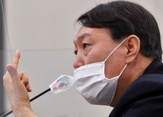 윤석열 검찰총장이 지난 달 22일 서울 여의도 국회에서 열린 법제사법위원회의 대검찰청에 대한 국정감사에 출석해 의원 질의에 답변하고 있는 모습. ⓒ News1 