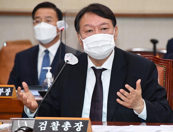 윤석열 검찰총장이 지난 22일 서울 여의도 국회에서 열린 법제사법위원회의 대검찰청에 대한 국정감사에 출석해 의원 질의에 답변하고 있다. ⓒ News1 
