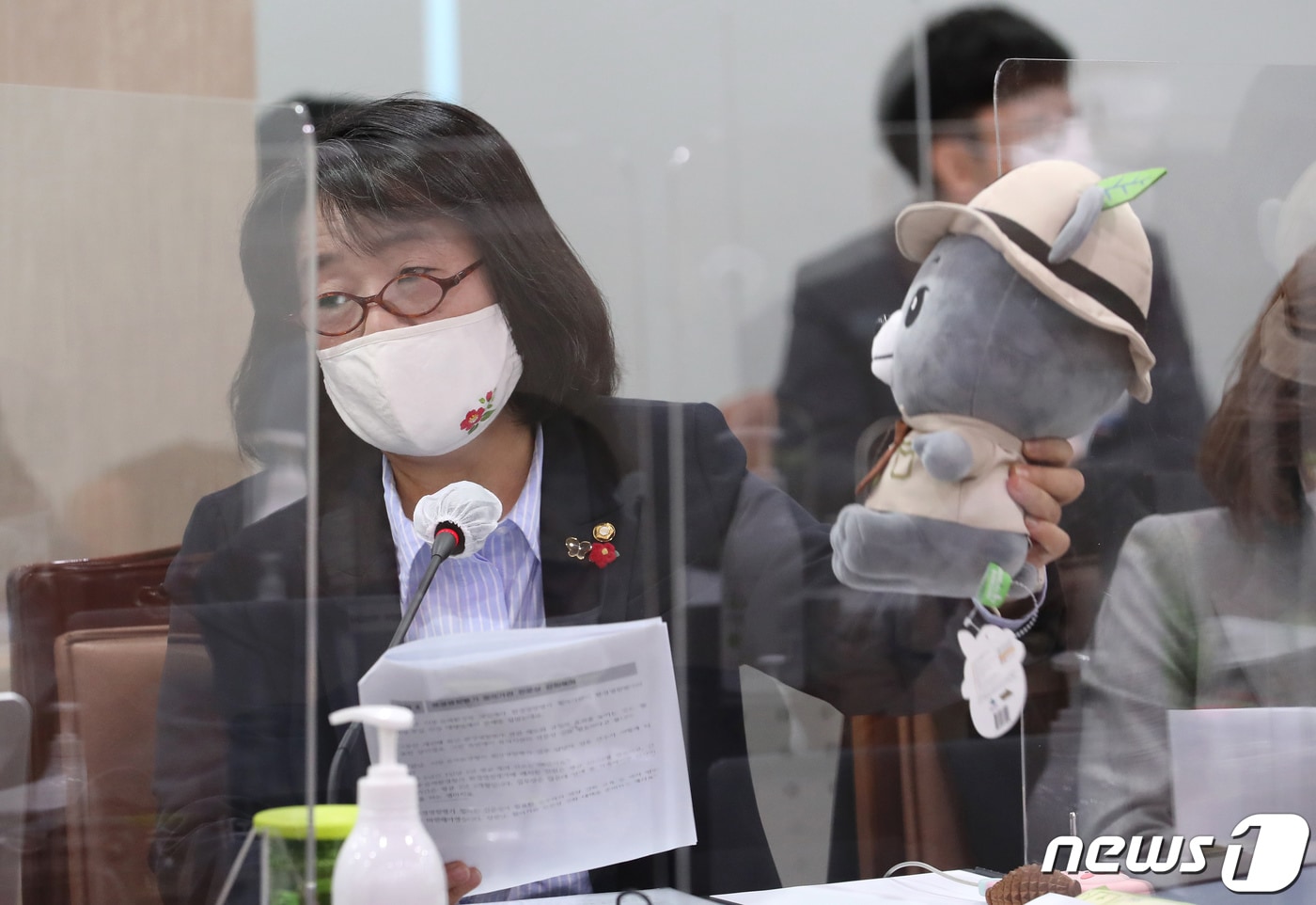 윤미향 더불어민주당 의원이 23일 정부세종청사에서 열린 국회 환경노동위원회의 환경부, 기상청에 대한 국정감사에서 지리산 반달곰 관련 질의와 함께 곰 인형을 들어보이고 있다. 2020.10.23/뉴스1 ⓒ News1 장수영 기자