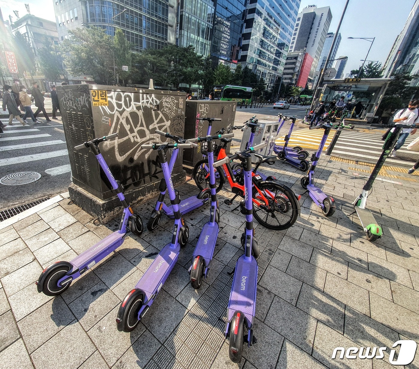 서울 마포구 동교동 홍대입구역 인근 횡단보도 앞에 공유 전동 킥보드가 세워져 있다. ⓒ 뉴스1 황덕현 기자