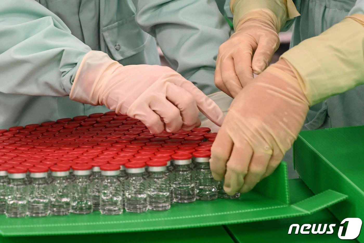 아스트라제네카의 코로나19 백신이 포장 검사를 받고 있다. ⓒ AFP=뉴스1