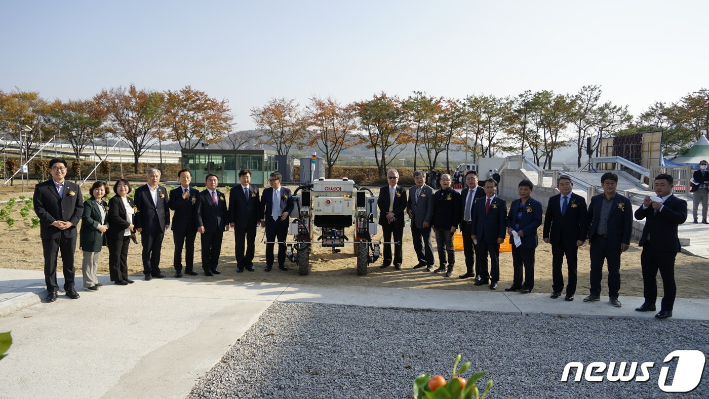 27일 한국로봇융합연구원(KIRO)이 경북 안동시에 농업로봇실증센터를 개소했다. 개소식을 마친 후하대성 경제부지사, 권영세 안동시장,여준구 KIRO원장과 내빈들이 기념촬영을 하고 있다. (한국로봇융합연구원제공)2020.10.27/ⓒ 뉴스1
