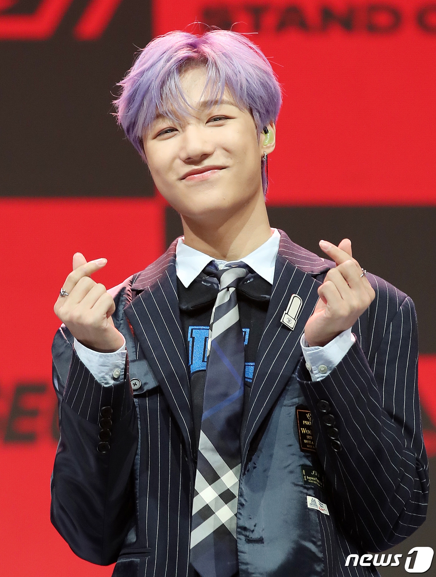 보이그룹 P1Harmony(피원하모니)의 종섭이 28일 오후 서울 송파구 올림픽공원 내 올림픽홀에서 열린 첫 번째 미니 앨범 ‘DISHARMONY : STAND OUT’ 발매 기념 쇼케이스에서 포즈를 취하고 있다. 2020.10.28/뉴스1 ⓒ News1 김진환 기자