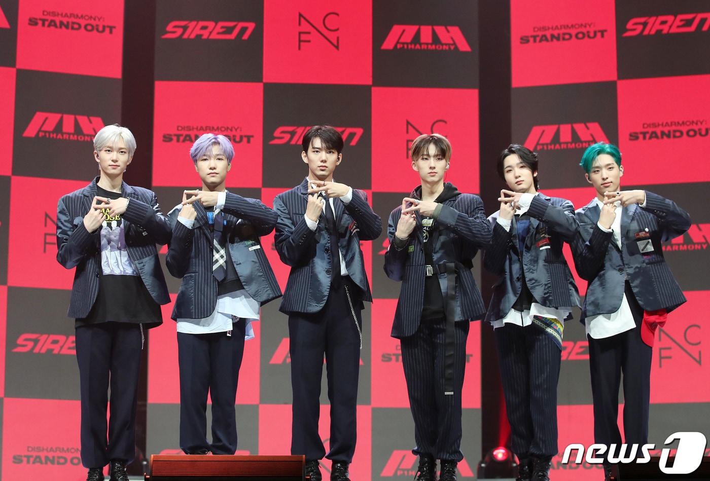 보이그룹 P1Harmony(피원하모니) 테오(왼쪽부터), 종섭, 인탁, 지웅, 소울, 기호가 28일 오후 서울 송파구 올림픽공원 내 올림픽홀에서 열린 첫 번째 미니 앨범 ‘DISHARMONY : STAND OUT’ 발매 기념 쇼케이스에서 포즈를 취하고 있다. 2020.10.28/뉴스1 ⓒ News1 김진환 기자