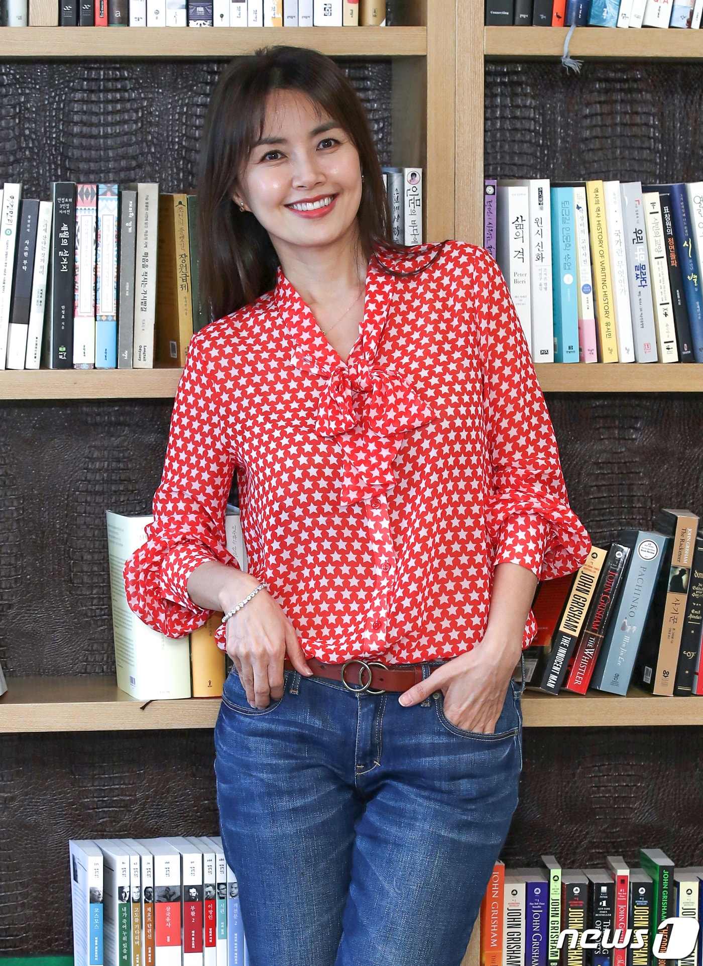 tvN 월화드라마 ‘청춘기록’에서 열연을 펼친 탤런트 신애라가 29일 오후 서울 강남구 학동 TKC 픽처스에서 진행된 뉴스1과의 인터뷰에 앞서 포즈를 취하고 있다. 2020.10.29/뉴스1 ⓒ News1 김진환 기자