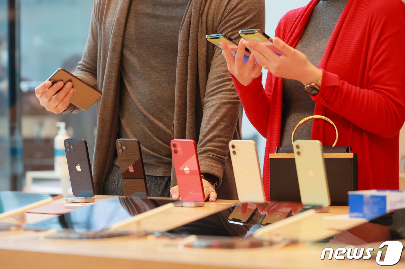 애플의 첫 5G 스마트폰 아이폰12 시리즈가 한국에 공식 출시한 30일 오전 서울 강남구 '애플스토어 가로수길'에서 고객들이 제품을 살펴보고 있다. <자료사진> 2020.10.30/뉴스1 ⓒ News1 김진환 기자
