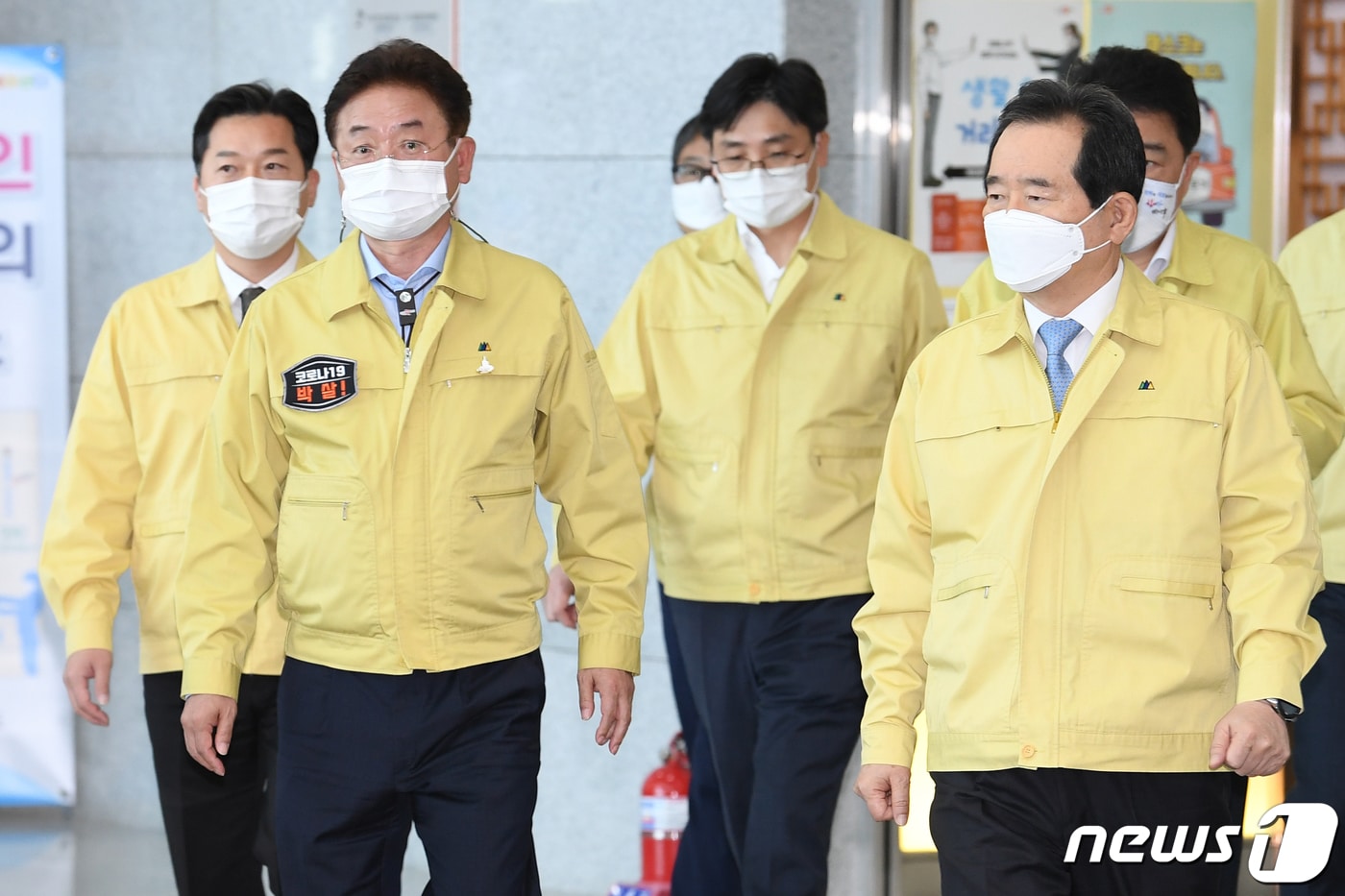 정세균 국무총리가 지난해 10월30일 오전 경북 안동시 경북도청에서 이철우 경북지사의 안내로 신종 코로나바이러스 감염증(코로나19)대응 중앙재난안전대책본부 회의가 열리는 장소로 이동하고 있다. 2020.10.30/뉴스1 ⓒ News1 김대벽 기자