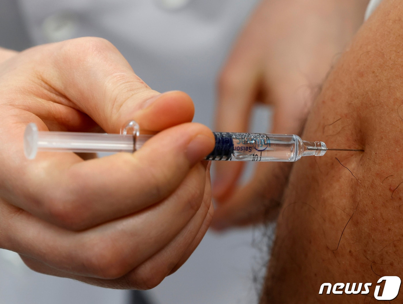 13일(현지시간) 프랑스 북부 고쥐코르에서 한 남성이 백신을 맞고 있다. ⓒ 로이터=뉴스1