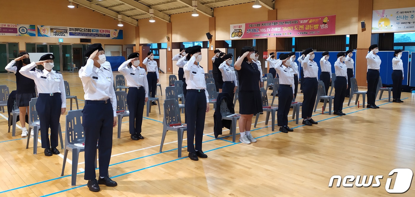 경북 경주시 선덕여자고등학교가 여군을 꿈꾸는 학생들을 위해  마련한주니어 ROTC동아리 활동이 재학생들의 호응속에 진행되고 있다. (선덕여자고등학교제공)2020.10.5/ⓒ 뉴스1