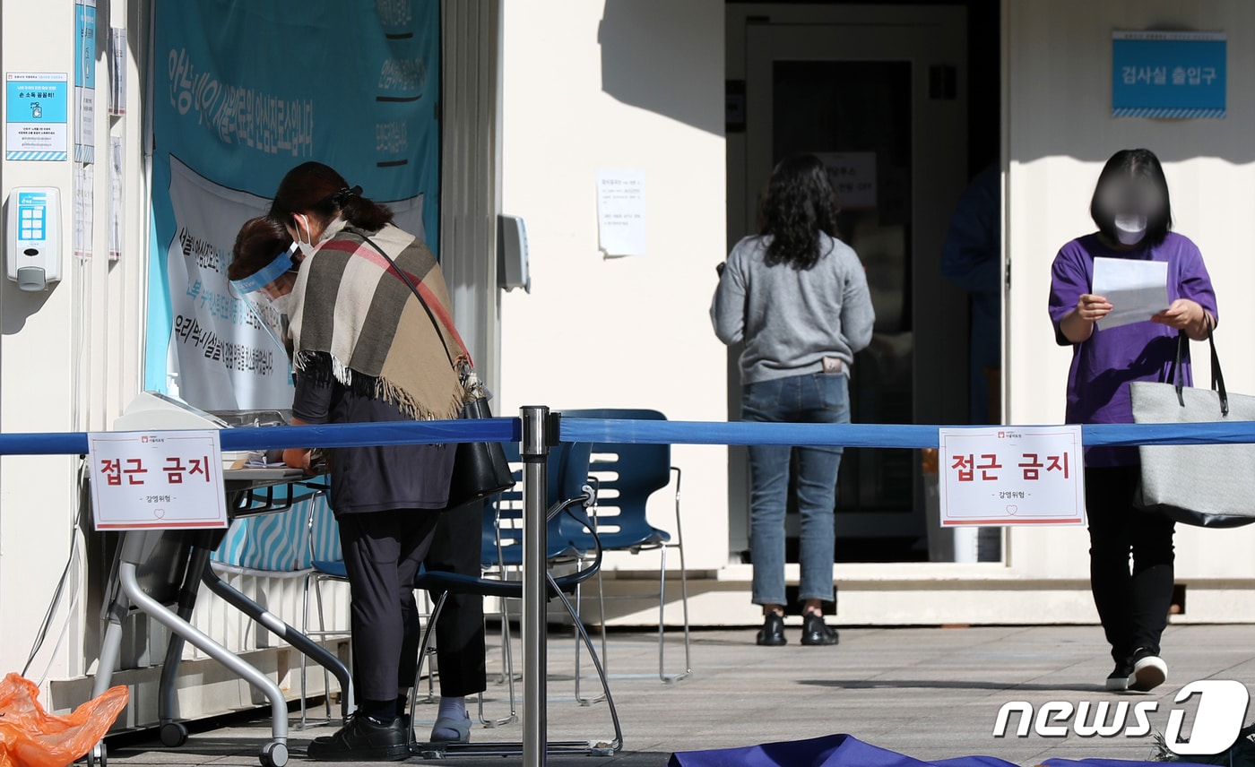 서울 중랑구 서울의료원에 마련된 선별진료소에서 의료진이 신종 코로나바이러스 감염증(코로나19) 진단 검사를 받기 위해 찾아온 시민들을 돌보고 있다. 2020.10.6/뉴스1 ⓒ News1 민경석 기자