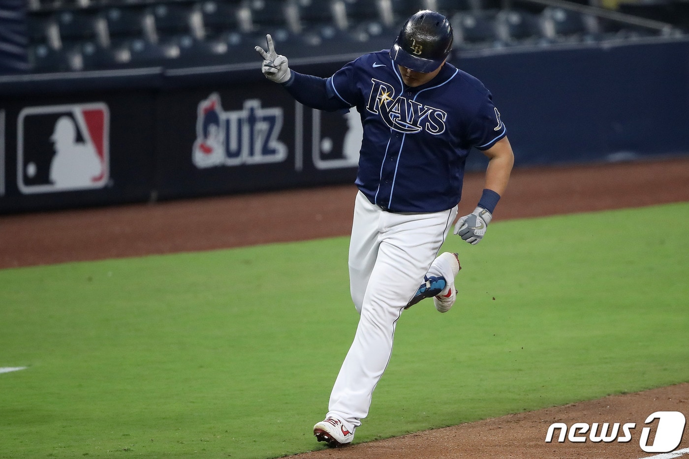 탬파베이 최지만이 6일(한국시간) 뉴욕 양키스 게릿 콜을 상대로 홈런을 터트린 뒤 베이스를 돌고 있다. ⓒ AFP=뉴스1