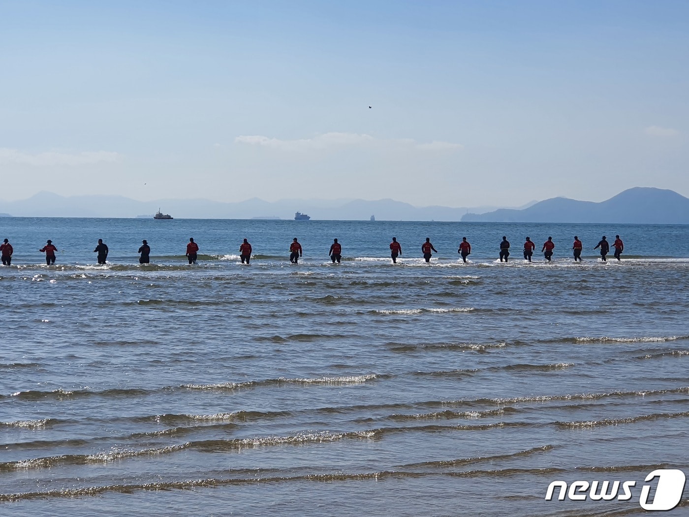 지난 6일 오후 부산 사하구 다대포해수욕장에서 소방대원들이 전날 파도에 휩쓸려 실종된 중학생을 수색하고 있다. 지난 5일 폐장된 다대포해수욕장에 들어갔다가 물에 빠진 중학생 7명 가운데 5명이 자력으로 나오거나 구조됐지만 2명이 숨졌다.2020.10.6/뉴스1 ⓒ News1 노경민 기자