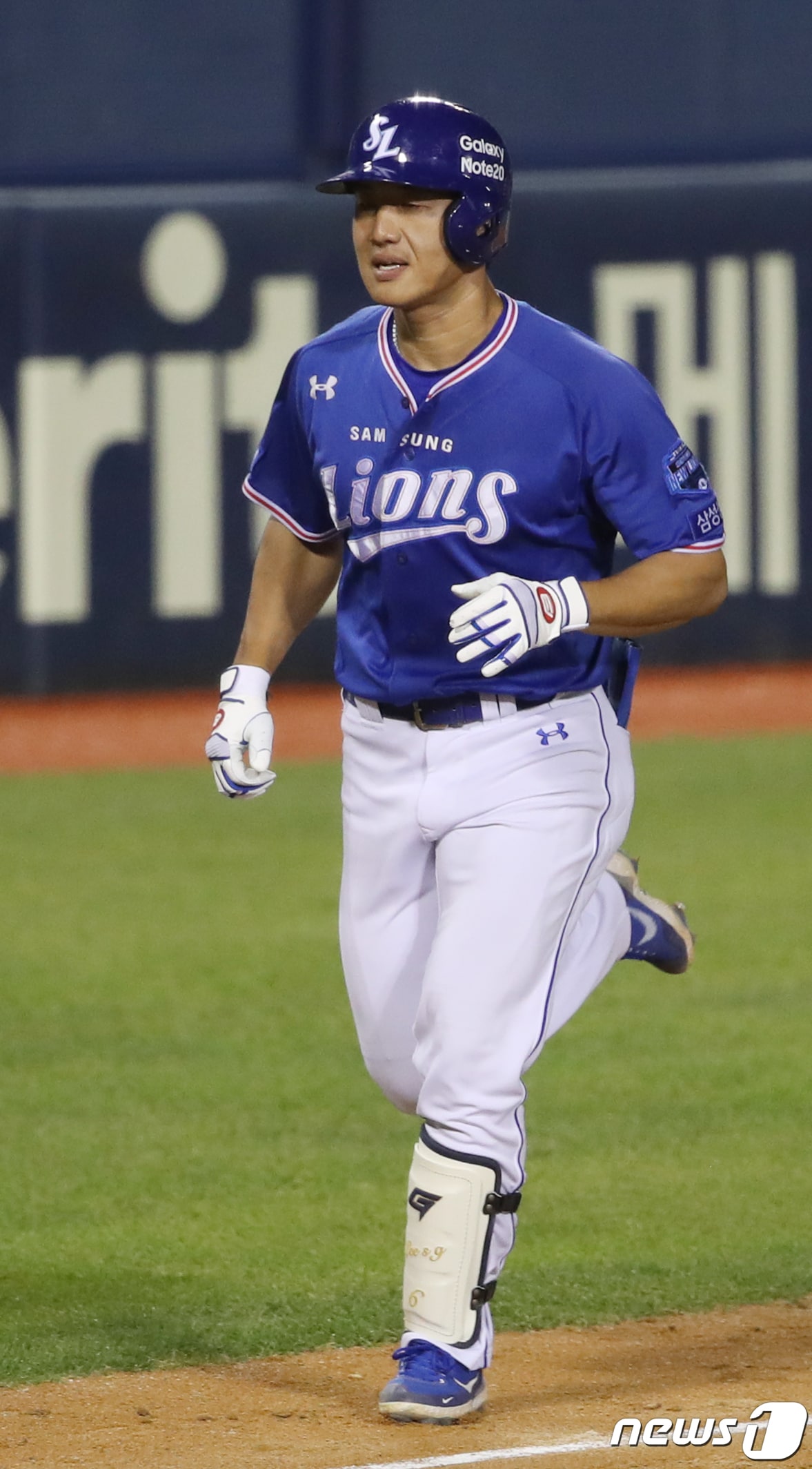 6일 서울 송파구 잠실야구장에서 열린 프로야구 2020 신한은행 SOL KBO 리그 삼성 라이온즈와 LG 트윈스의 경기 연장 12회 초 무사 상황에서 삼성 이성규가 좌중간 1점 홈런을 친 뒤 홈으로 향하고 있다. 2020.10.6/뉴스1 ⓒ News1 송원영 기자