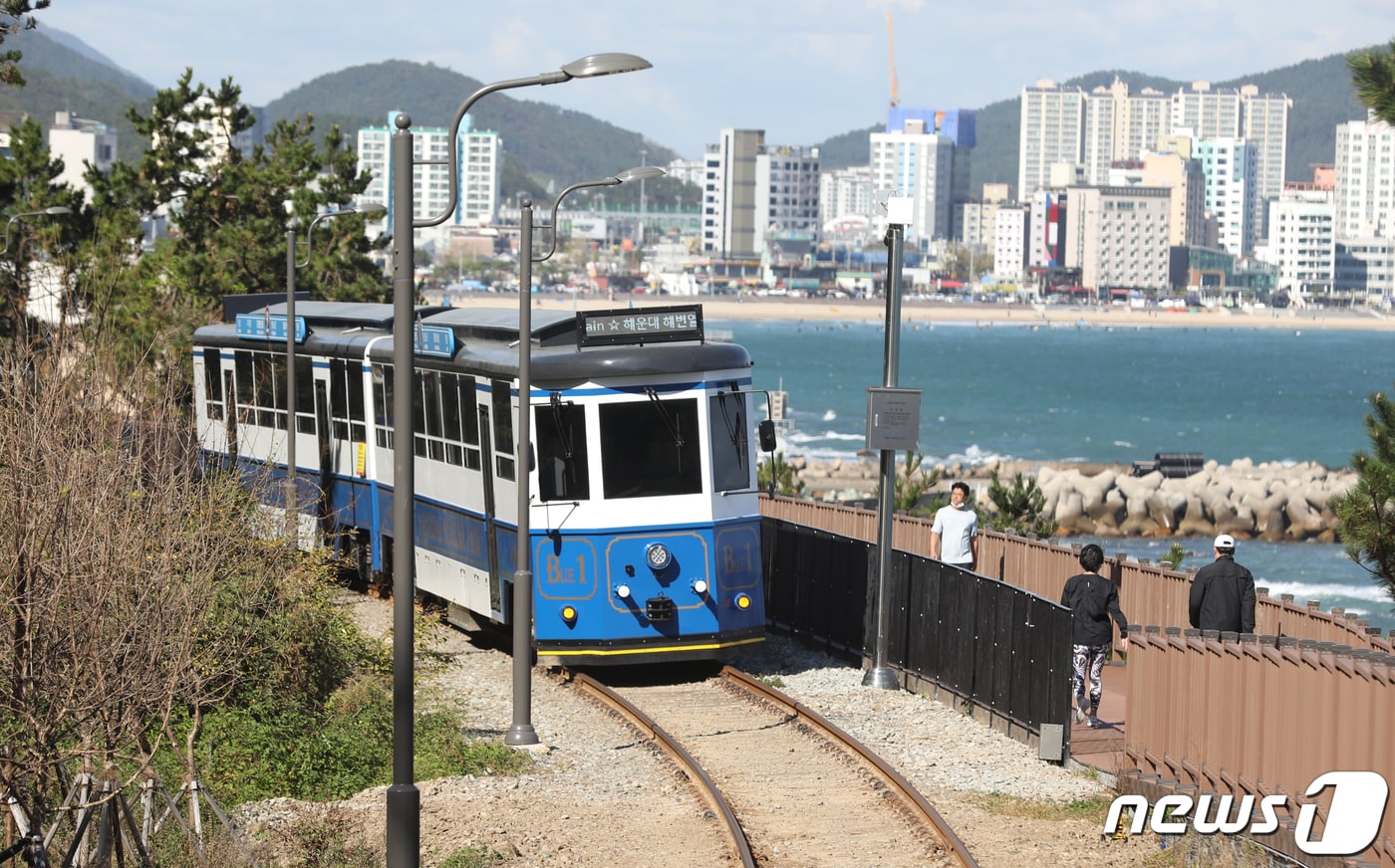 블루라인파크는 4.8km 구간 미포-청사포-송정 구간을 관광하는 열차다. 2020.10.7 ⓒ 뉴스1