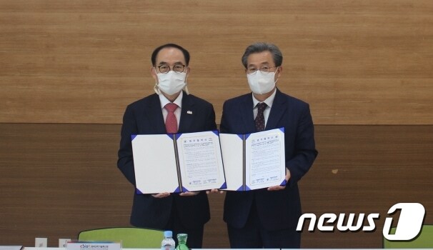 7일 충북과학기술혁신원 노근호 원장(왼쪽)과 충북진로교육원 김기선 원장이 업무 협약서를 교환하고 있다.ⓒ 뉴스1
