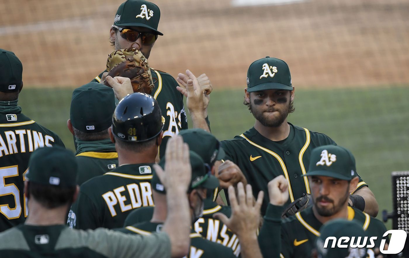 오클랜드어슬레틱스가 8일(한국시간) 미국 캘리포니아주 로스앤젤레스 다저스타디움에서 열린 2020 메이저리그 아메리칸리그 디비전시리즈(5전3선승제) 3차전에서 홈런 5방을 몰아치며 휴스턴 애스트로스에 9-7 역전승을 거뒀다.ⓒ AFP=뉴스1