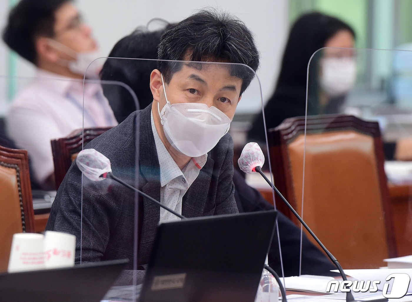 윤건영 더불어민주당 의원이 8일 서울 여의도 국회에서 열린 외교통일위원회의 통일부 등에 대한 국정감사에서 질의를 하고 있다. 2020.10.8/뉴스1 ⓒ News1 박세연 기자