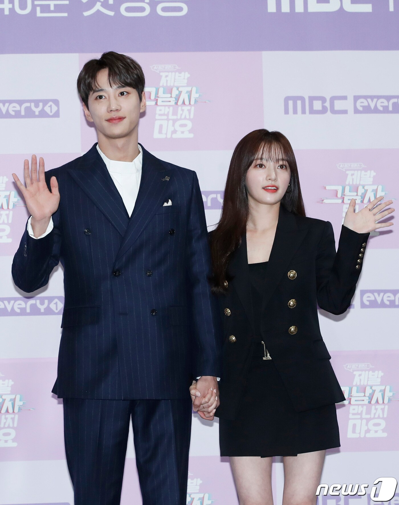 배우 이준영, 송하윤(오른쪽)이 10일 오후 서울 마포구 상암 MBC에서 열린 MBC에브리원 새 드라마 ‘제발 그 남자 만나지 마요’(연출 오미경) 제작발표회에 참석해 포즈를 취하고 있다. ‘제발 그 남자 만나지 마요’는 ‘만나선 안 될 남자’를 가려낼 청진기를 갖게 된 여성들의 절대 공감 스릴 만점 러브 코미디다. 2020.11.10/뉴스1 ⓒ News1 권현진 기자