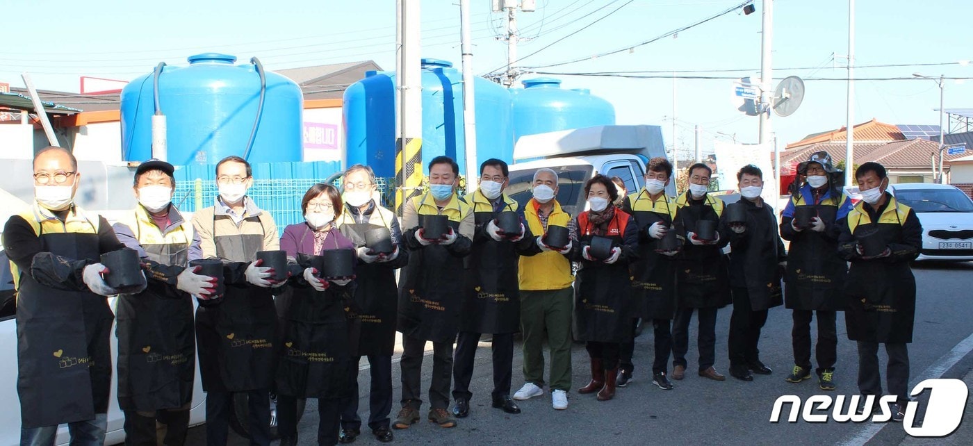 한국전기공사협회 광주광역시회(회장 노정규)는 11일 광주 서구지역 홀로 사는 노인과 저소득 가정에 연탄 4200장을 배달했다. ⓒ News1