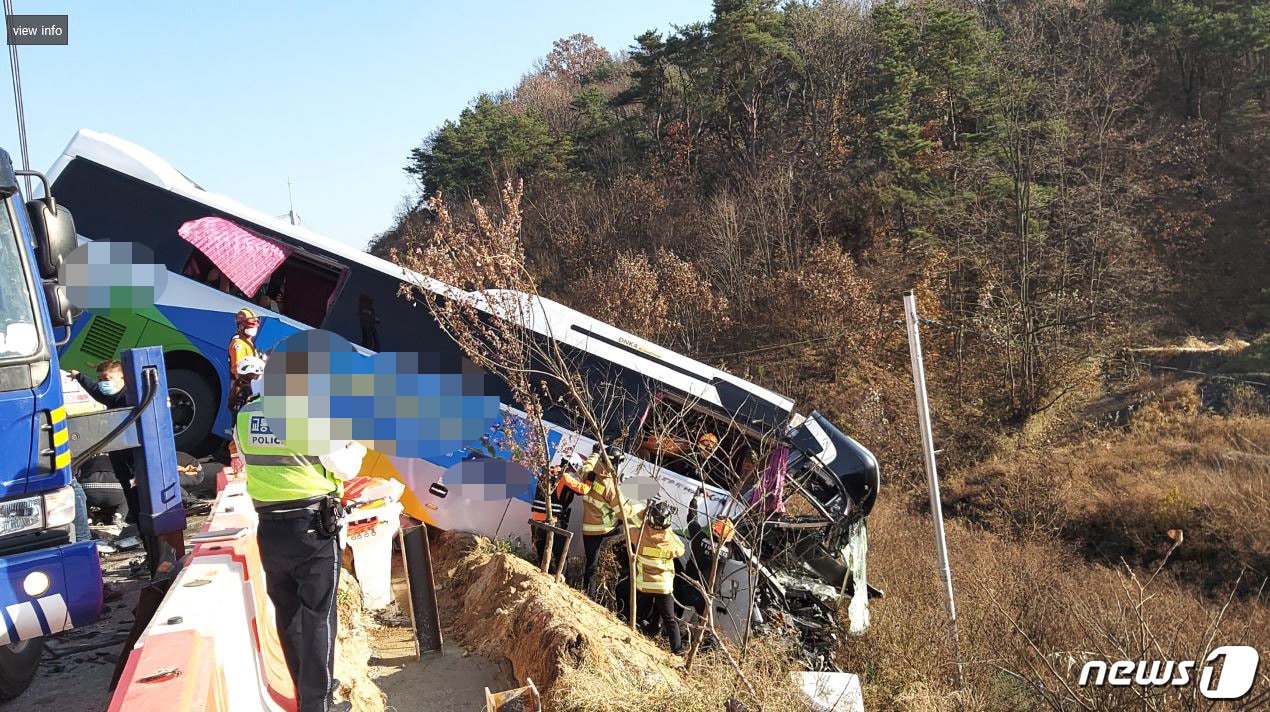 12일 오후 2시29분쯤 광주원주고속도로 원주방면에서 고속버스가 가드레일을 들이받은 뒤 도로옆 비탈로 추락했다.(강원도소방본부 제공)ⓒ 뉴스1
