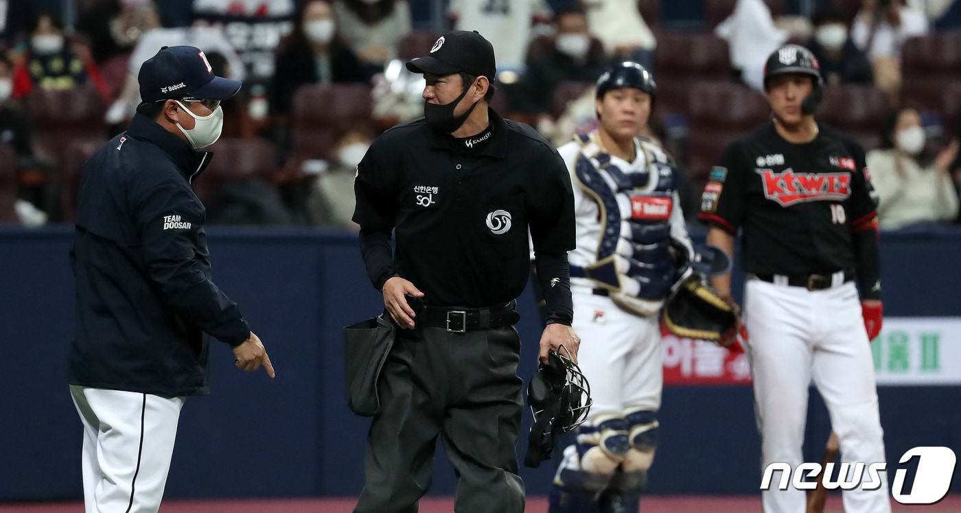 12일 오후 서울 구로구 고척스카이돔에서 열린 '2020 신한은행 SOL KBO 포스트시즌‘ 플레이오프 3차전 두산베어스와 kt위즈의 경기에서 9회초 무사 1루 kt 황재균의 번트파울타구에 대해 두산 김태형 감독이 나광남 주심에게 항의하고 있다. 2020.11.12/뉴스1 ⓒ News1 김진환 기자