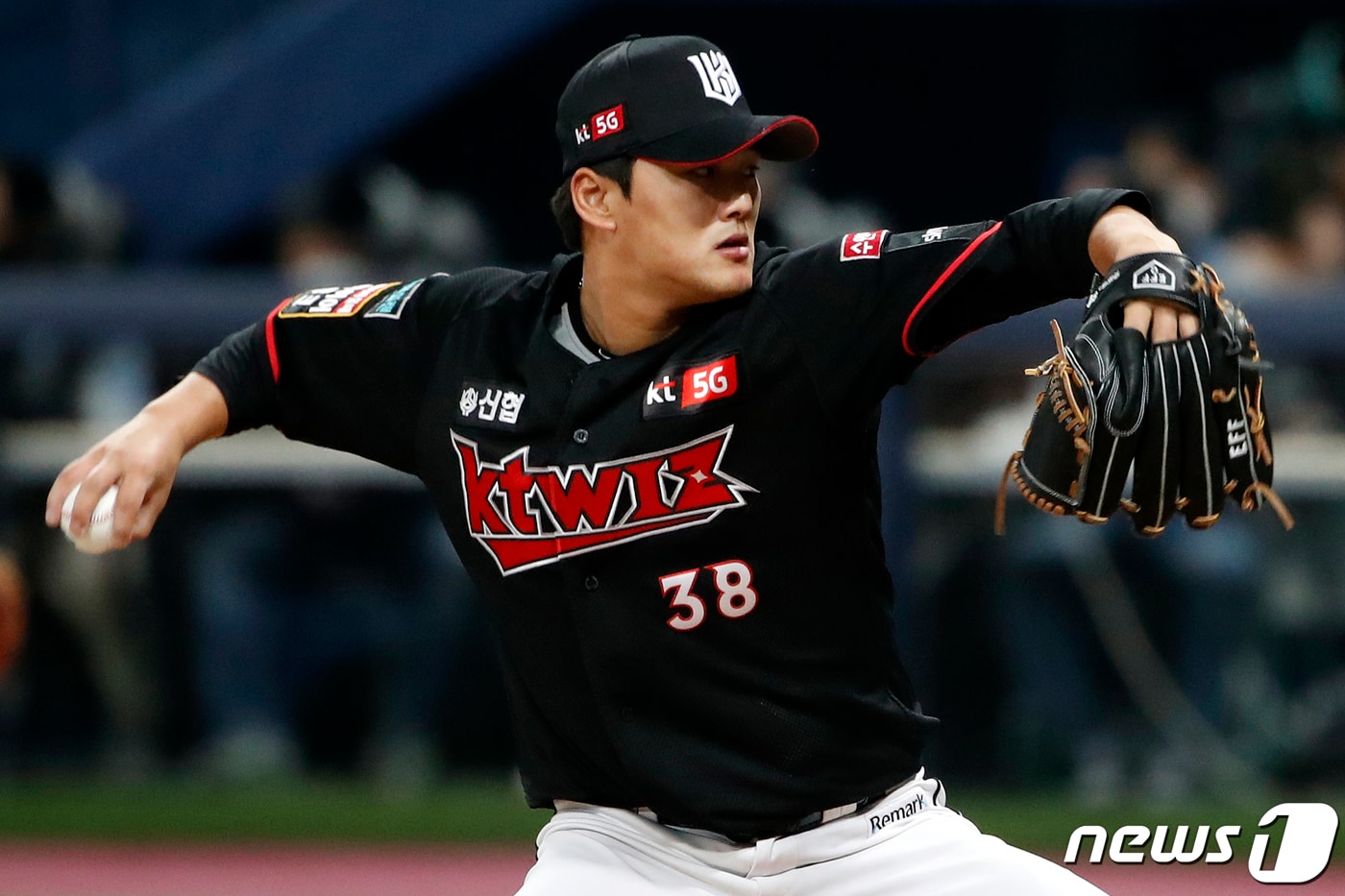 12일 오후 서울 구로구 고척스카이돔에서 열린 프로야구 2020 신한은행 SOL KBO 포스트시즌 플레이오프 3차전 kt위즈와 두산베어스의 경기에서 9회말 두산 공격 kt 주권이 역투하고 있다. 2020.11.12/뉴스1 ⓒ News1 이승배 기자