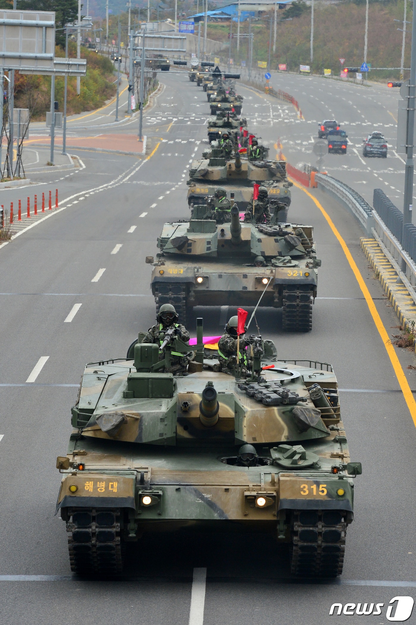 경북 포항시 남구 장기면 수성리 사격장에서 훈련을 마친 해병대 1사단 K-1전차부대가 부대로 복귀하고 있다. (뉴스1 자료 제판매 및 DB 금지) ⓒ News1 최창호 기자