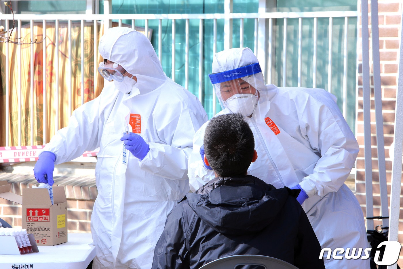 15일 강원 인제 북면의 한 아파트에 설치된 코로나19 이동선별진료소에서 검사가 이뤄지고 있다.(인제군 제공)ⓒ 뉴스1