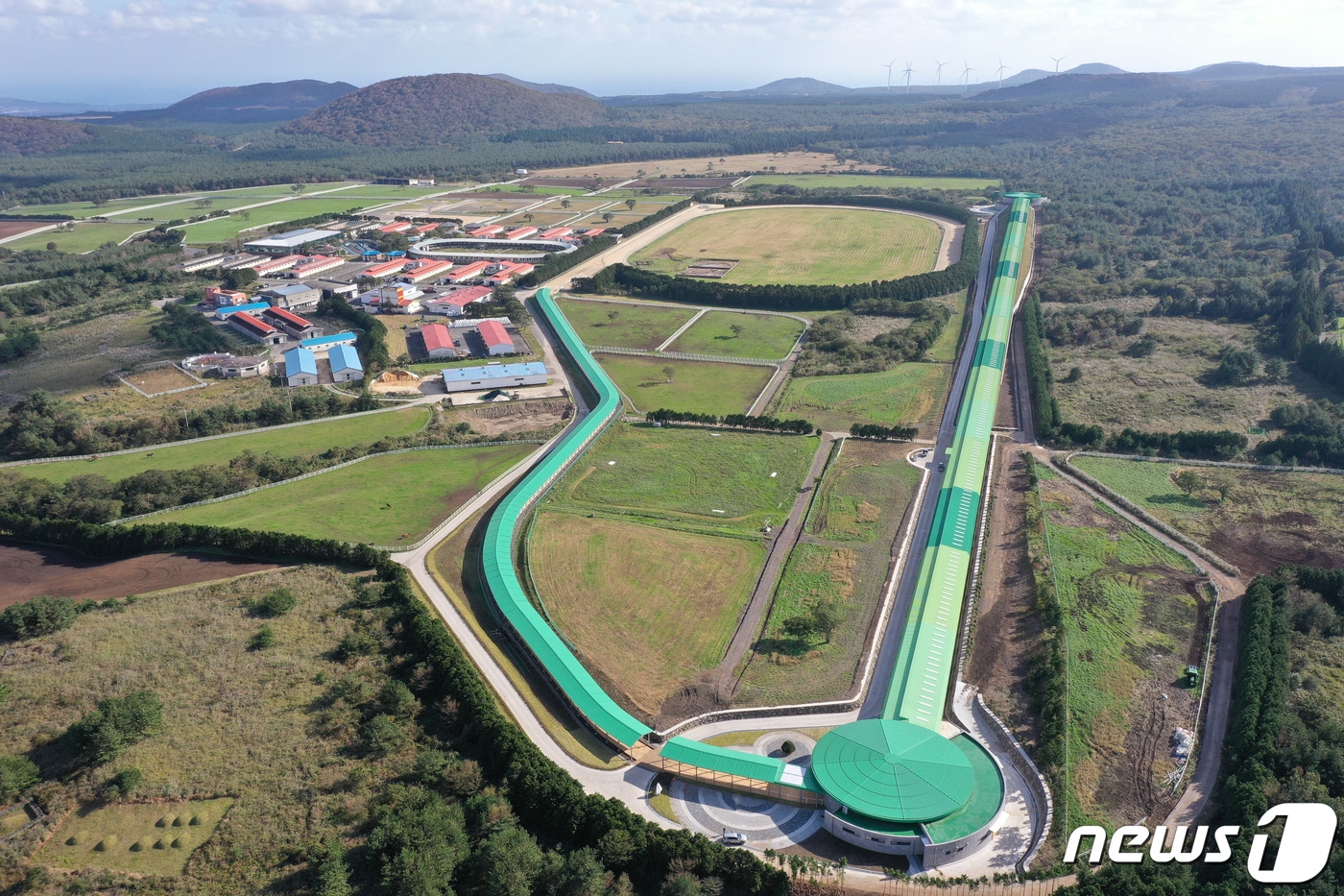 한국마사회 제주목장 '실내언덕주로' (한국마사회 제공) /뉴스1