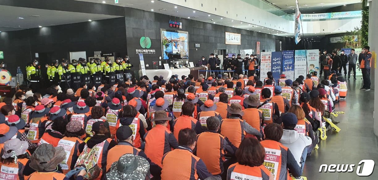 16일 전국원자력발전소 시설관리 업무를 담당하는 퍼스트키퍼스 노동조합 노조원 등 500여명이 경북 경주시 한국수력원자력(주) 본사 로비를 점거하고 파업에 돌입했다.(민주노총 공공연대노동조합제공)2020.11.16/ⓒ 뉴스1 