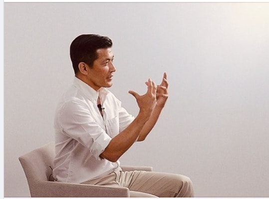 홍정욱 전 의원이 16일부터 매주 한차례 에세이를 통해 자신의 이야기를 들려주겠다고 밝혀 관심을 끌고 있다. (페이스북 갈무리) ⓒ 뉴스1