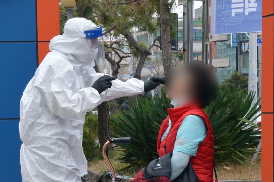 D레벨 방호복을 입은 의료진이 신종 코로나바이러스 감염증(코로나19) 검사를 위해 검체를 채취하고 있는 모습. 이들 의료인력에 대해 엉뚱한 요구, 성희롱을 하는 이른바 진상환자들이 있어 의료진을 더욱 힘들게 만들고 있다. ⓒ News1 