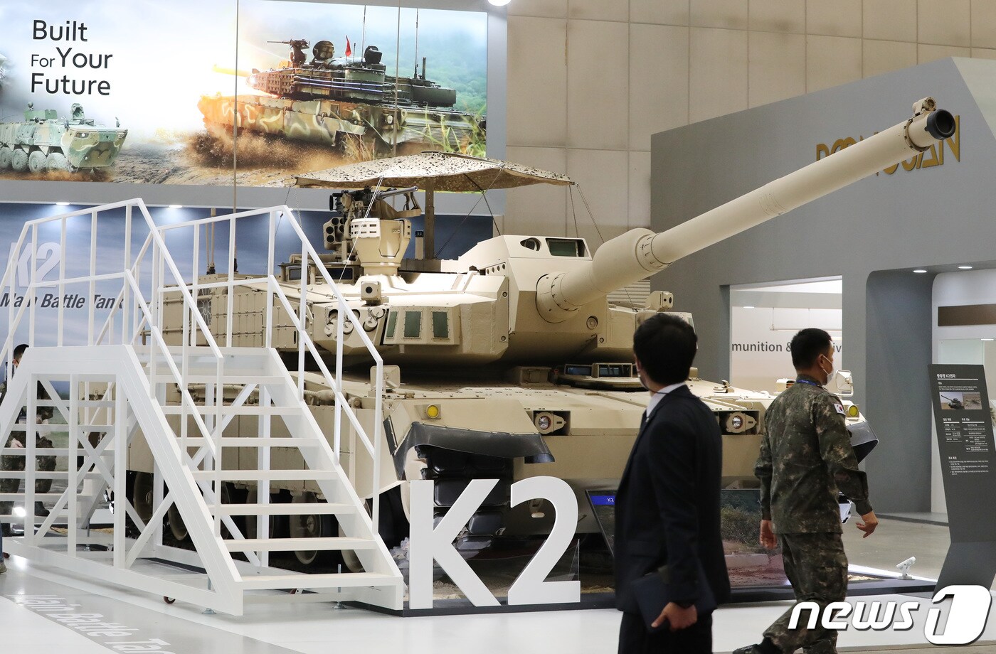 18일 경기도 고양시 일산 킨텍스에서 열린 2020 대한민국 방위산업전(Defense & Security Expo Korea 2020)에서 관람객들이 전시를 둘러보고 있다. 대한민국 방위산업전은 국내 최대 규모의 지상무기 전시회로, 2014년부터 격년제로 개최하며 올해 4회째다. 2020.11.18/뉴스1 ⓒ News1 박지혜 기자