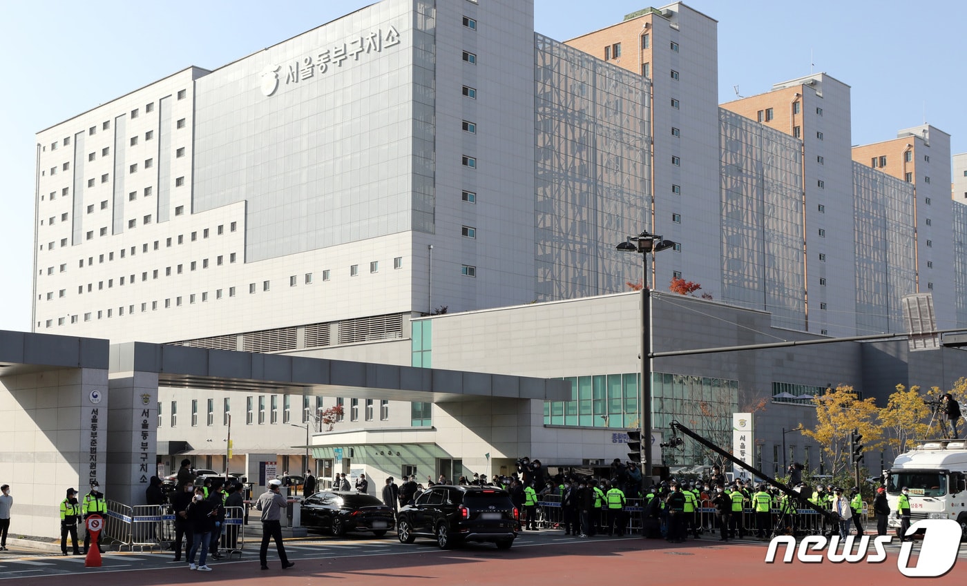 이명박 전 대통령이 탑승한 차량이 2일 오후 서울 송파구 동부구치소로 들어서고 있다. 2020.11.2/뉴스1 ⓒ News1 이재명 기자