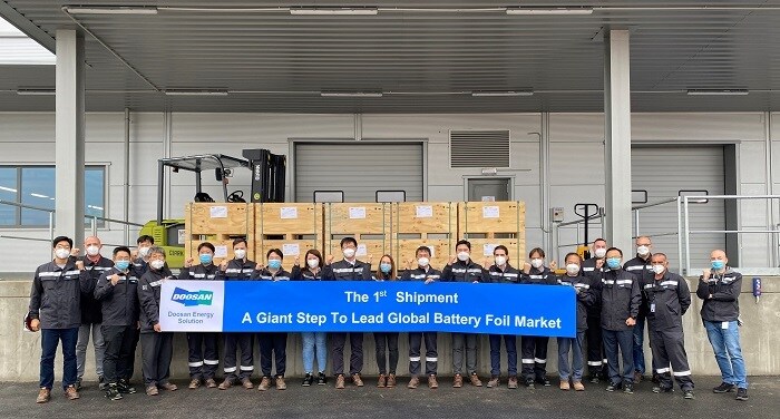 두산솔루스 헝가리 전지박공장의 임직원들이 초도양산품 출하를 기념해 사진촬영을 하고 있다.(두산솔루스 제공)ⓒ 뉴스1