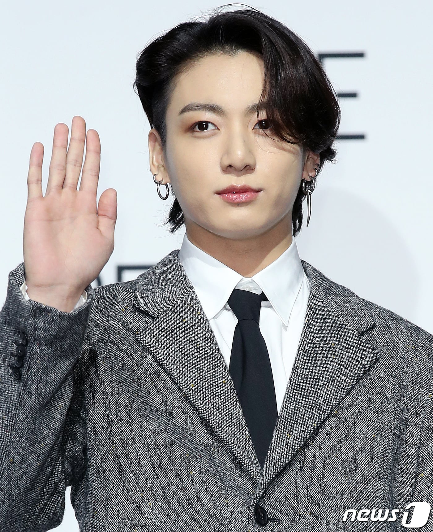 그룹 BTS(방탄소년단)의 정국이 20일 오전 서울 동대문구 동대문디자인플라자(DDP)에서 열린 새 앨범 'BE (Deluxe Edition)' 발매기념 프레스 기자회견에서 포즈를 취하고 있다. 방탄소년단의 새로운 이야기를 담은 'BE'는 지금까지 선보인 정규 시리즈 앨범과는 다른 형태의 앨범이다. '~이다' '존재하다'라는 뜻의 'BE'는 형태를 규정짓지 않고 열린 의미를 가진 단어인데, 방탄소년단은 이번 앨범으로 지금 이 순간에 느끼는 솔직한 감정과 생각, 나아가 앞으로 계속 살아가야 하는 '우리'라는 존재에 관한 이야기를 전한다. 2020.11.20/뉴스1 ⓒ News1 김진환 기자