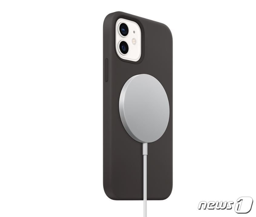 애플이 아이폰12와 함께 공개한 무선 충전 시스템 '맥세이프'(MagSafe)(애플 홈페이지 갈무리)ⓒ 뉴스1