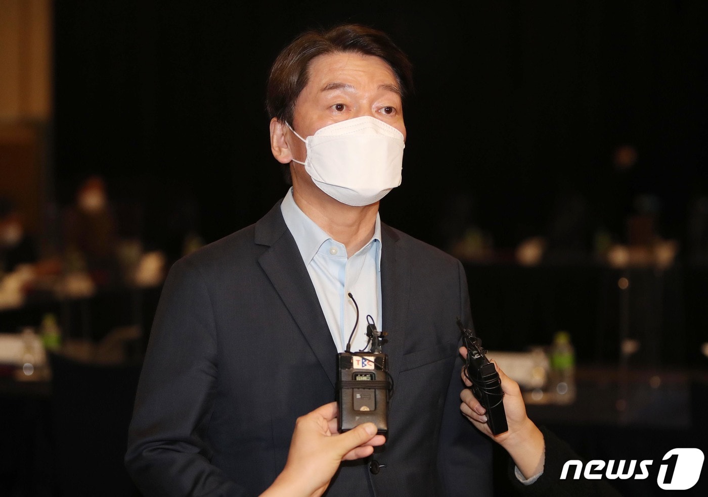 안철수 국민의당 대표가 20일 오후 대구 수성구 라온제나호텔에서 취재진의 질문에 답하고 있다. 안 대표는 이날 지역 현안 간담회 등에 참석하기 위해 대구를 찾았다. 2020.11.20/뉴스1 ⓒ News1 공정식 기자