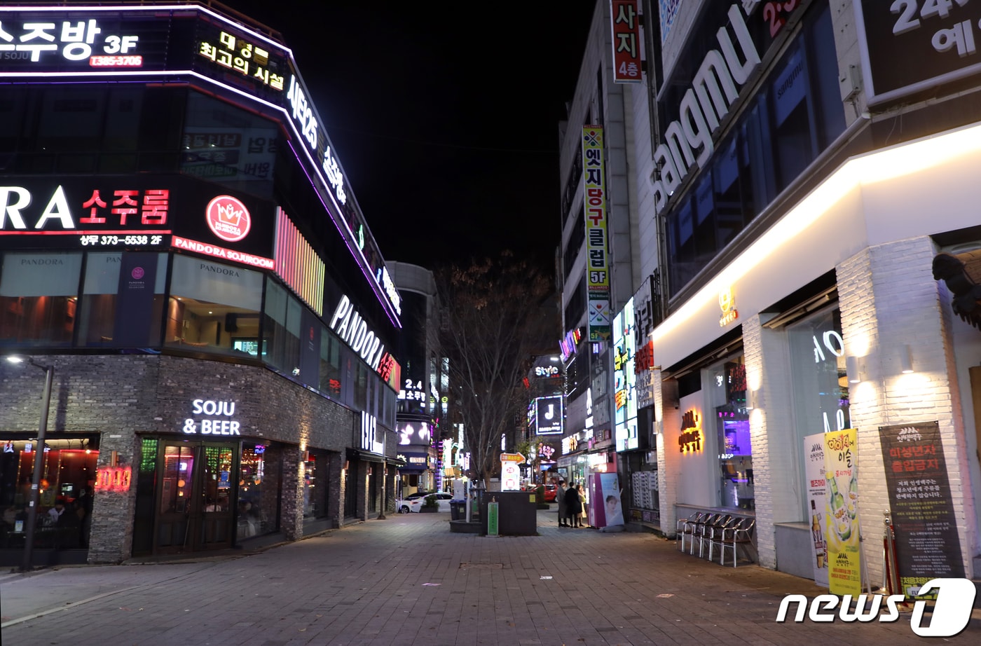 광주시가 사회적 거리두기를 1.5단계로 격상한 뒤 맞이한 첫 주말인 20일 오후 광주 서구 상무지구의 거리가 한산하다. 2020.11.21/뉴스1 ⓒ News1 이수민 수습기자