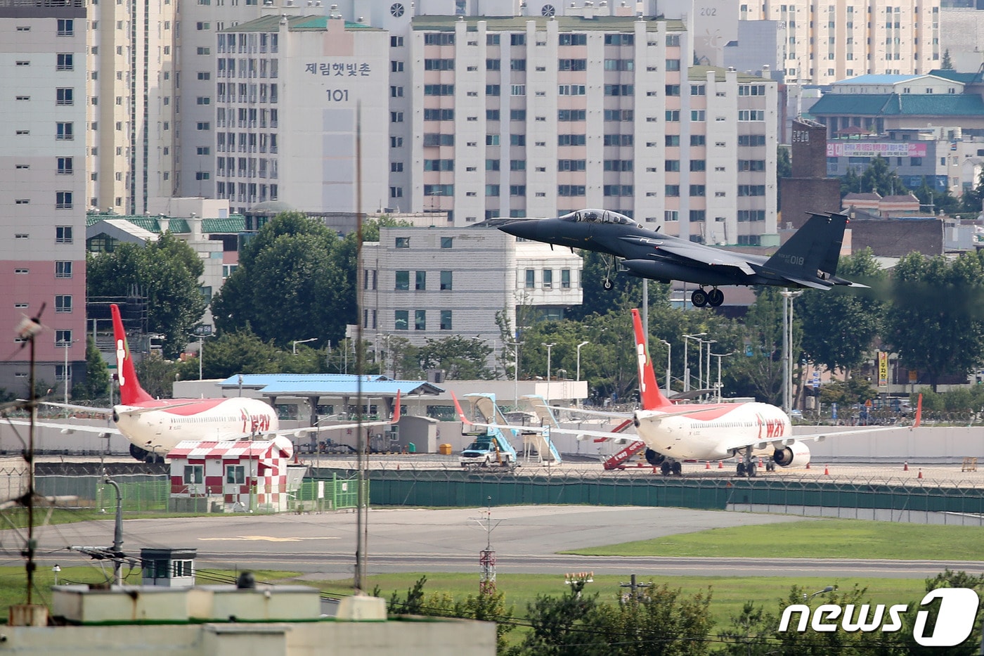 대구 동구에 있는 군공항(K-2)을 이륙하는 전투기와 대구국제공항에서 계류장에 서 있는 민항기들(공정식 기자)ⓒ 뉴스1
