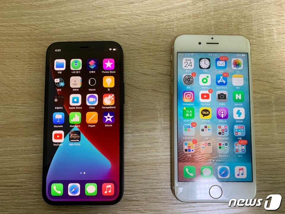 아이폰12 미니와 아이폰6S 비교 사진 ⓒ 뉴스1