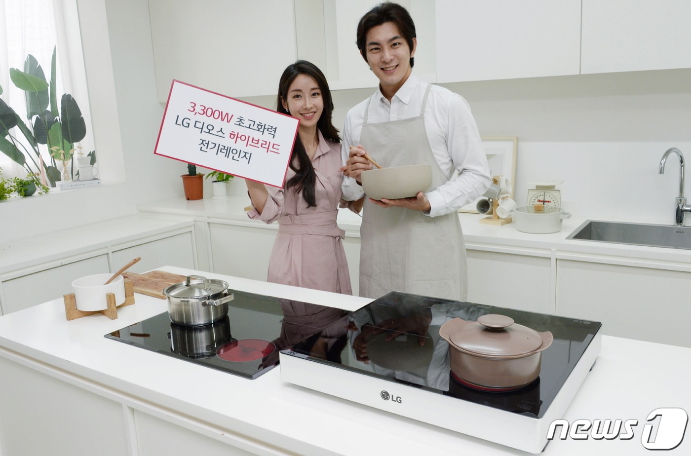 LG전자가 25일 플러그 타입 단일 화구 기준 국내 최고 화력인 3300와트(W) 인덕션 화구(火口)를 갖춘 하이브리드 전기레인지 신제품을 출시했다. 1개의 하이라이트 화구는 뚝배기와 같은 다양한 용기를 사용할 수 있다.(LG전자 제공)2020.11.25/뉴스1 ⓒ 뉴스1