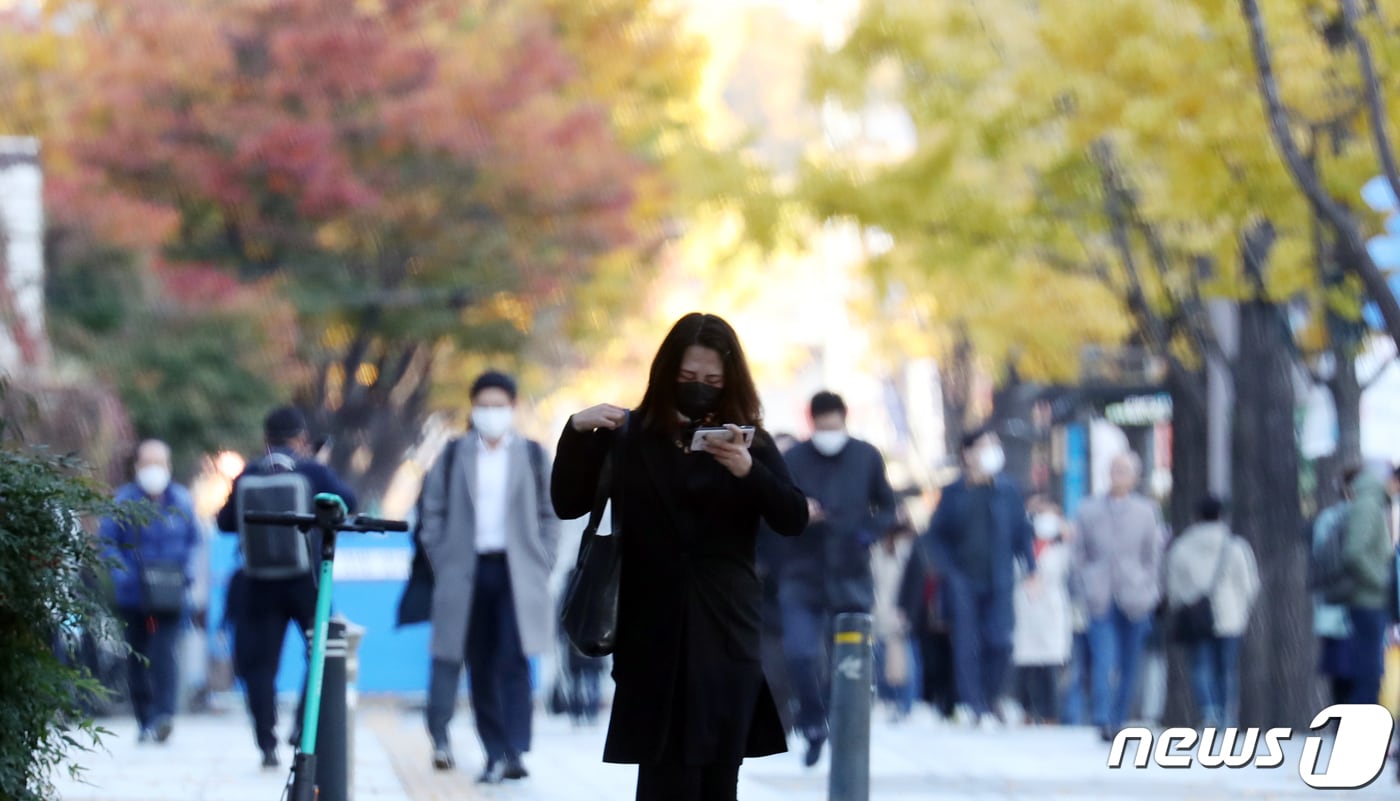 가을 추위에 잔뜩 움츠린 시민들.&#40;자료사진&#41;/뉴스1 DB