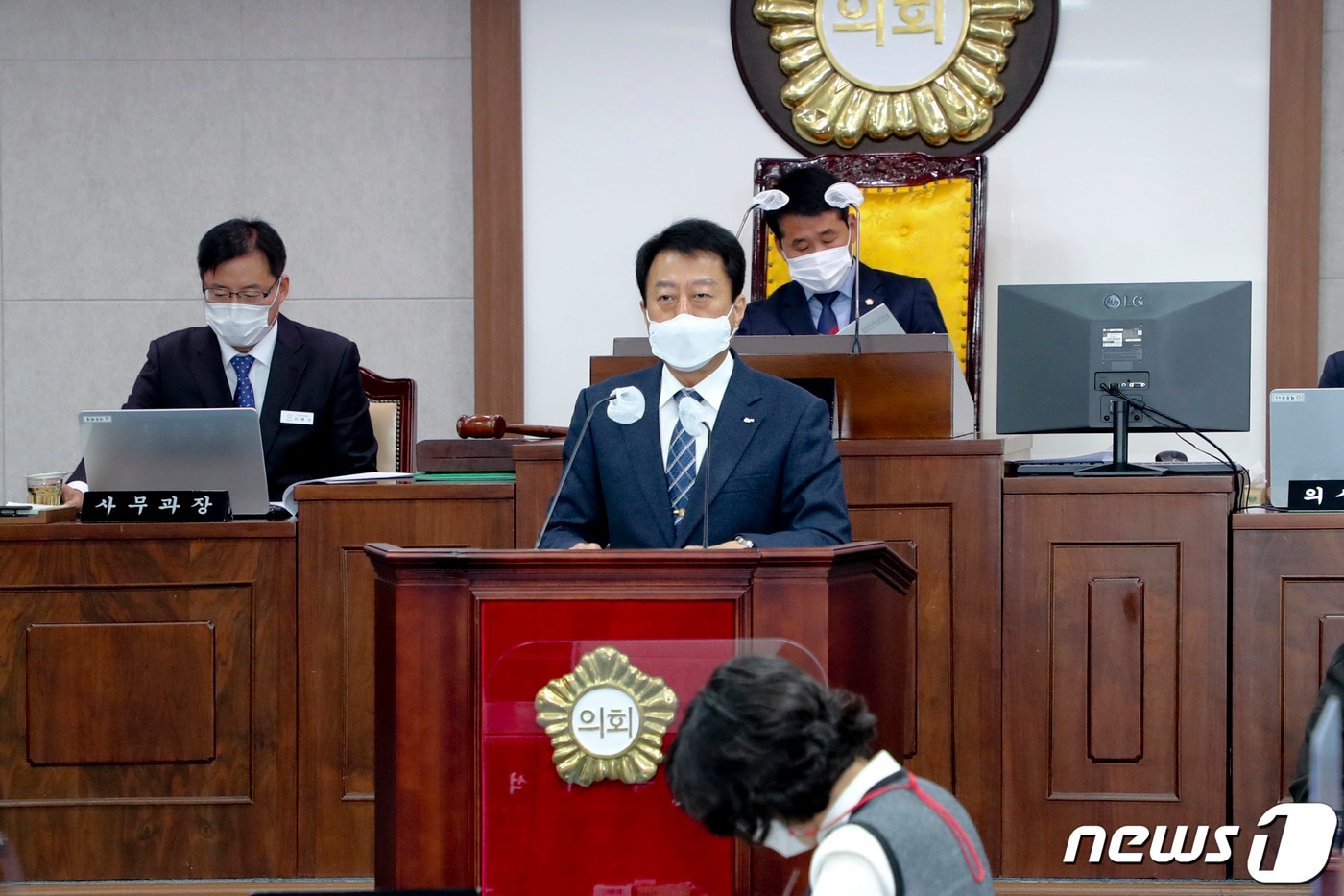 문준희 군수가 30일 개최된 제250회 합천군의회 정례회 1차 본회의에서 2021년 예산안에 대한 시정연설을 하고 있다ⓒ 뉴스1