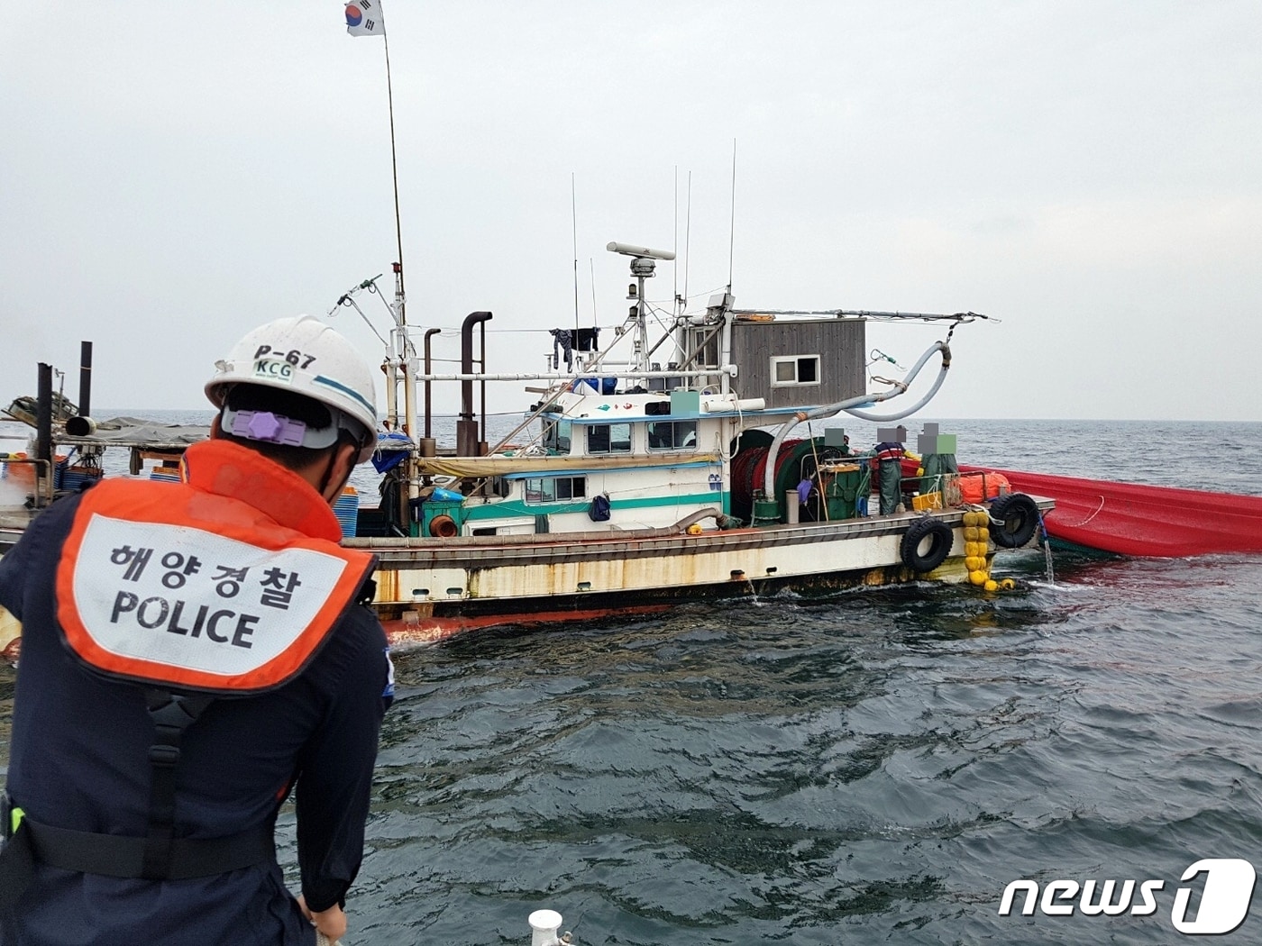 군산해경이 불법조업을 하고 있는 멸치잡이 어선을 단속하고 있다. /ⓒ 뉴스1